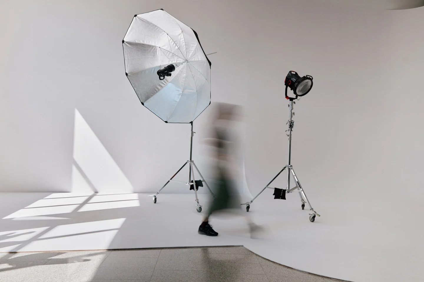 Studio fotograficzne z oświetleniem na cykloramie